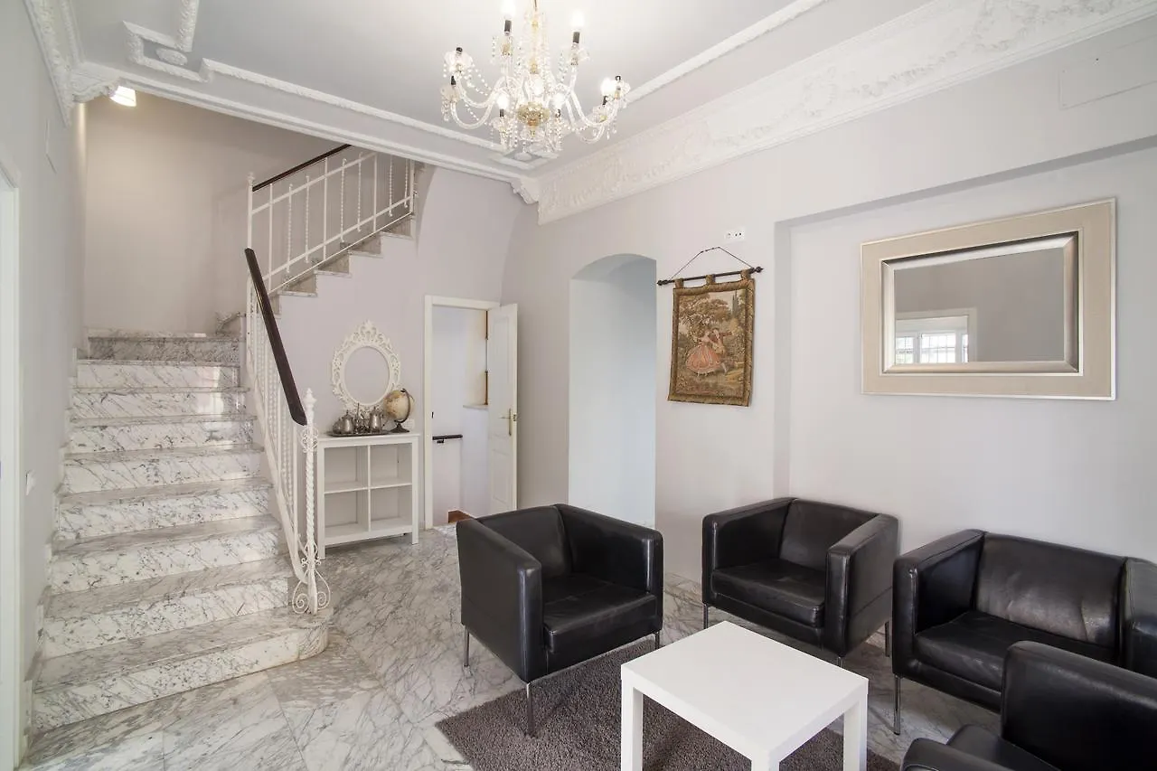 Отель 10 Bdr Chalet; Maria Luisa Park Севилья