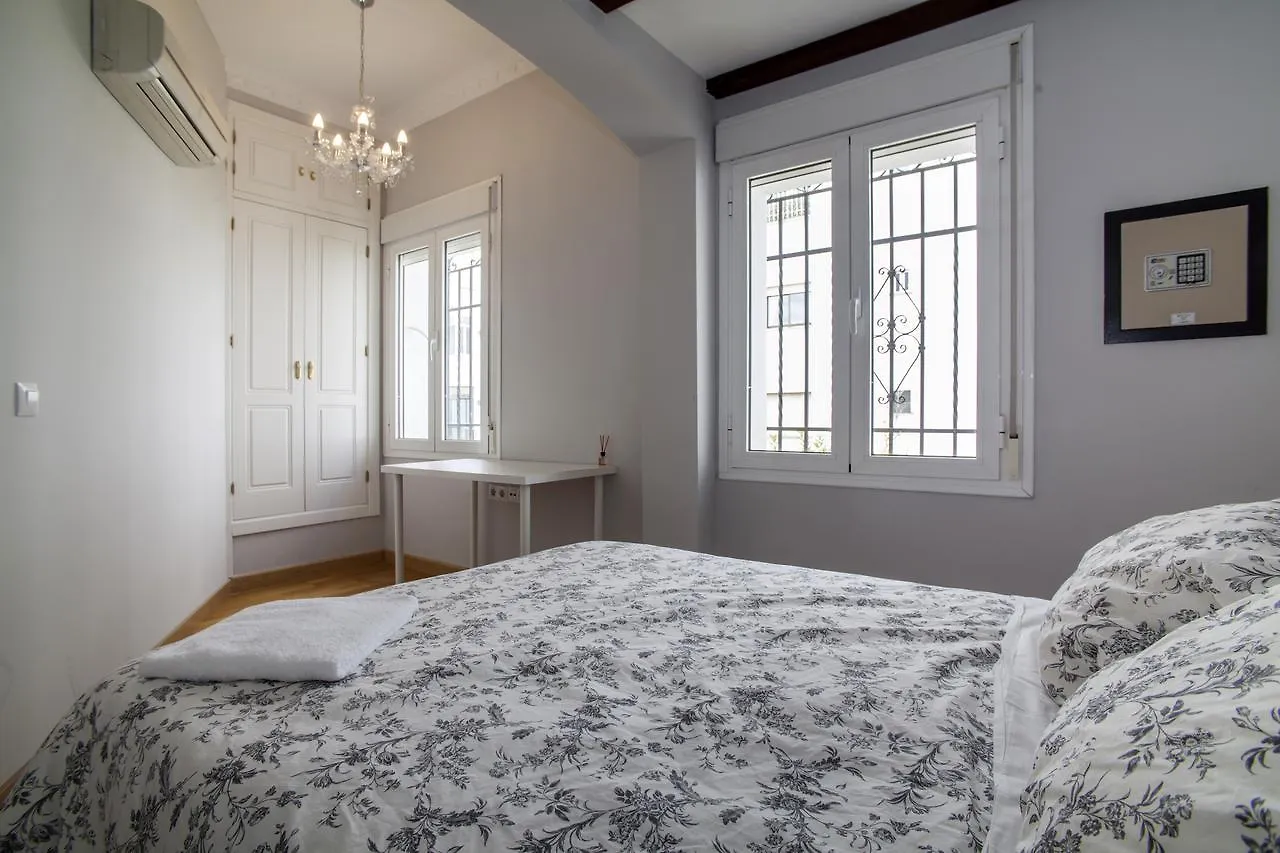 Отель 10 Bdr Chalet; Maria Luisa Park Севилья 0*,  Испания